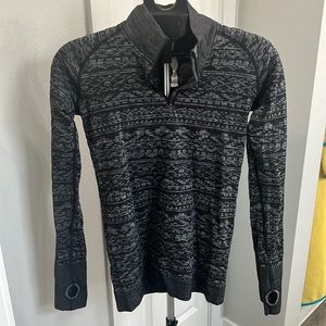 Lululemon size 6 half zip. Grey patterned top.